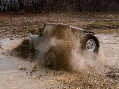 Джип едет через грязь