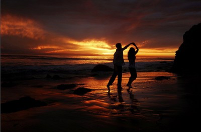 Медленный танец мужчины и женщины на закате